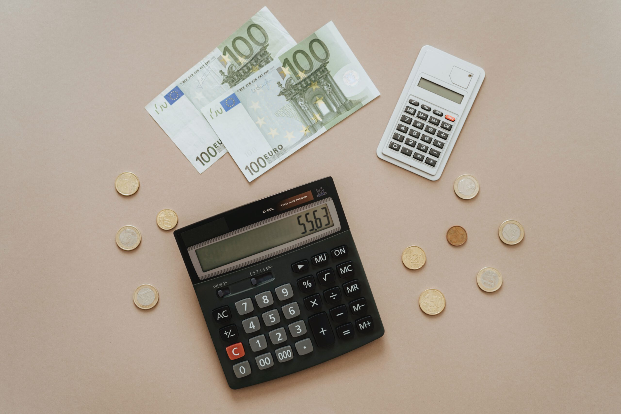 Kalkulator, banknoty i monety